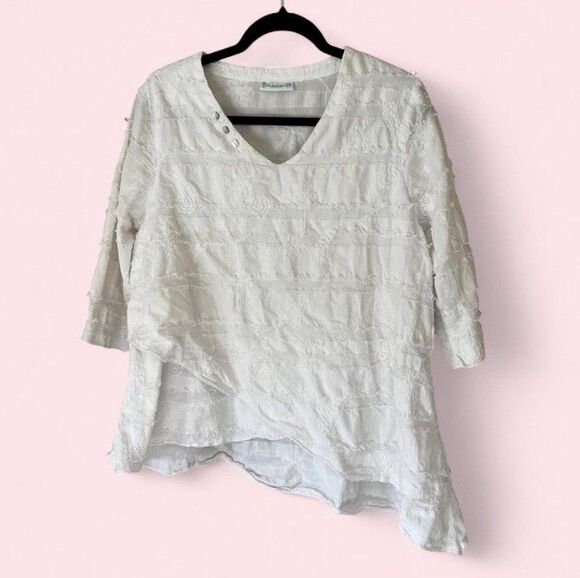 Lulu-B Tops - Lulu-B White floral blouse with button detail and ruffle hem M/L Medium/Large